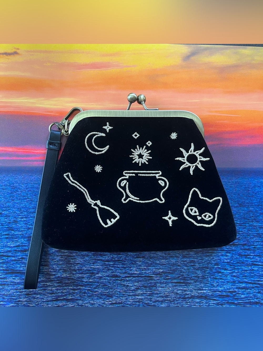 Disney Her Universe Hocus Pocus Embroidered Velvet Clasp Wristlet Bag 🐈⬛.